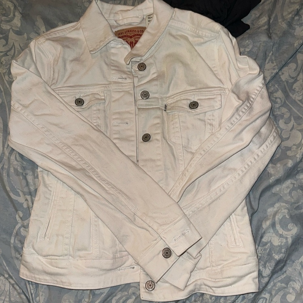 No stains white Levi jacket